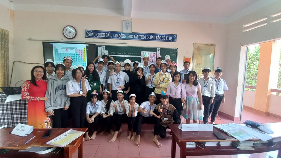 Cô trò Trường THPT DTNT N’Trang Long (tỉnh Đắk Lắk). Cô trò Trường THPT DTNT N’Trang Long (tỉnh Đắk Lắk).