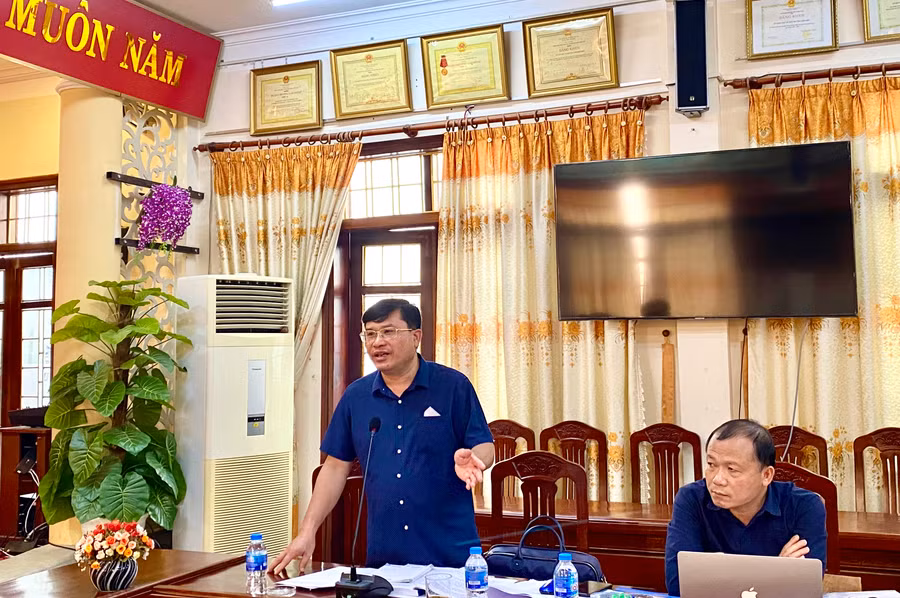 Ông Lê Như Xuyên, Phó Vụ trưởng Vụ Dân tộc, Bộ GD&ĐT phát biểu tại buổi làm việc. Ảnh Ngô Chuyên.