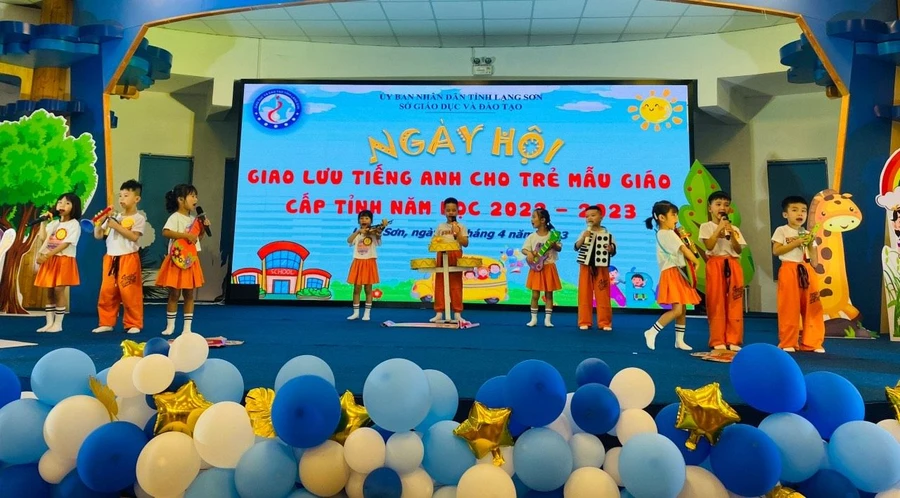 Toàn cảnh ngày hội giao lưu tiếng Anh cho trẻ mầm non.