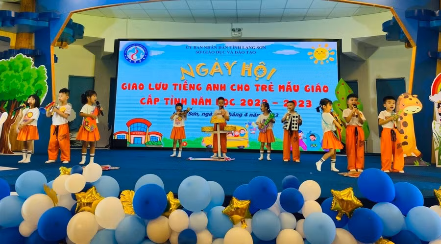 Toàn cảnh ngày hội giao lưu tiếng Anh cho trẻ mầm non.