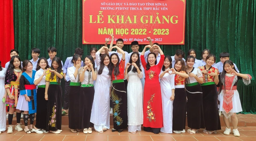 Em Hà Thị Thùy Linh, học sinh lớp 12, Trường Phổ thông DTNT THCS & THPT huyện Bắc Yên (huyện Bắc Yên, tỉnh Sơn La) cùng các bạn của mình. Ảnh NVCC.