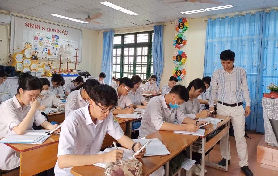 Thầy Nguyễn Việt Hà, tổ trưởng tổ Toán, Trường THPT Chuyên Lào Cai, TP. Lào Cai, tỉnh Lào Cai và học trò trong một tiết học.