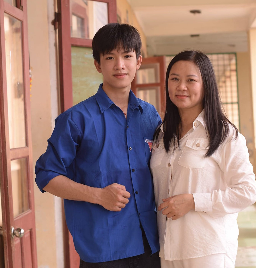 Cô Ngô Thị Thuý Nga luôn cố gắng dành tâm huyết của mình để giảng dạy cho học sinh. Cô Ngô Thị Thuý Nga luôn cố gắng dành tâm huyết của mình để giảng dạy cho học sinh.