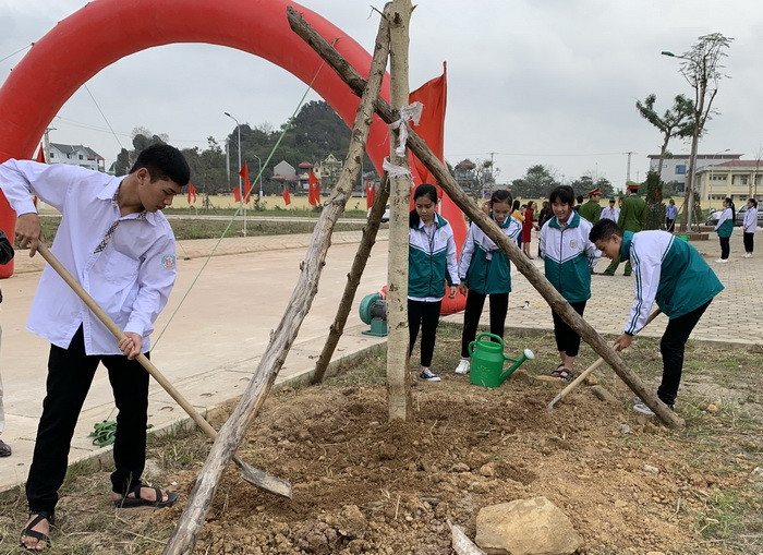 Các em học sinh hưởng ứng tết trồng cây Các em học sinh hưởng ứng tết trồng cây