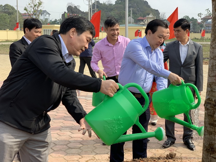 Các đại biểu trồng cây trong khuôn viên trường Các đại biểu trồng cây trong khuôn viên trường