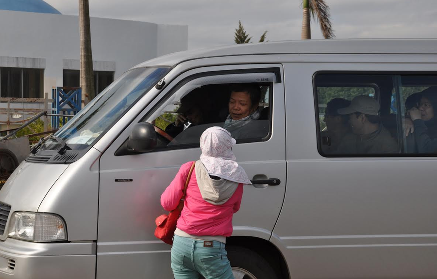 Những người làm nghề đổi tiền không chỉ hoạt động tại khu vực cửa khẩu, mà còn len lỏi khắp các khu vực trên địa bàn để mời chào người có nhu cầu.