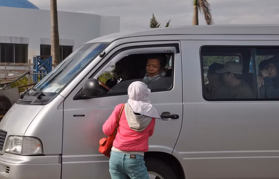 Những người làm nghề đổi tiền không chỉ hoạt động tại khu vực cửa khẩu, mà còn len lỏi khắp các khu vực trên địa bàn để mời chào người có nhu cầu.