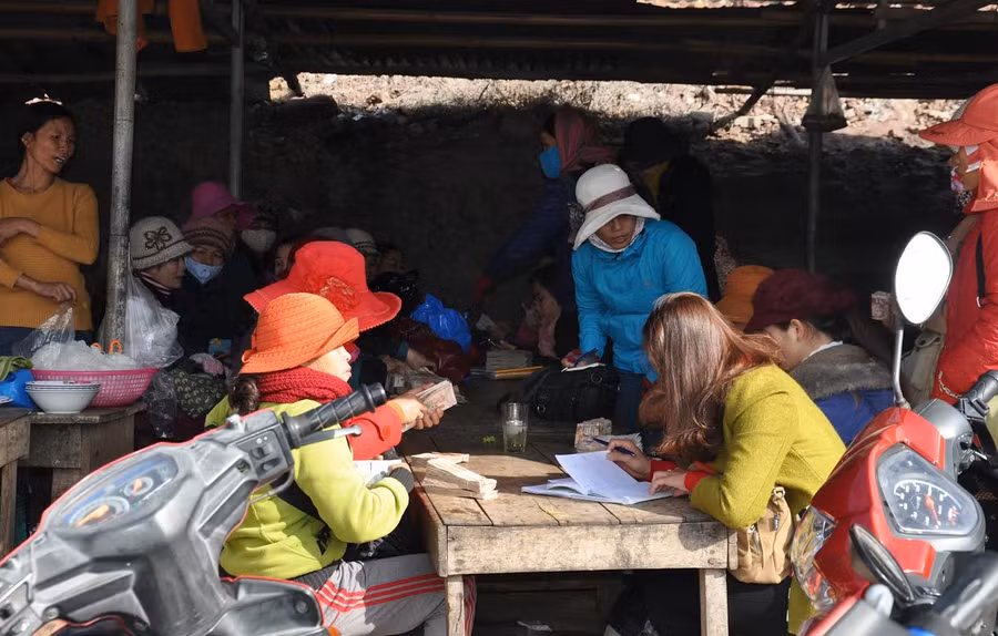 Những ngày giáp Tết, hoạt động đổi tiền tại khu vực cửa khẩu càng sôi động hơn.