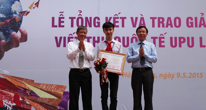Lãnh đạo Bộ Thông tin truyền thông và Trung ương Đoàn trao giải nhất cho em Trương Hải Nam.