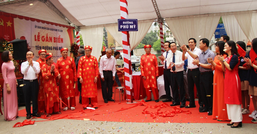 Các đại biểu cùng nhân dân dự lễ gắn biển tên đường Phú Mỹ.