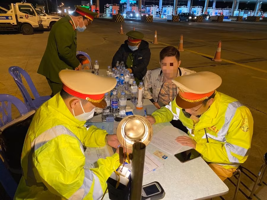 Lực lượng CSGT làm nhiệm vụ trên cao tốc. 