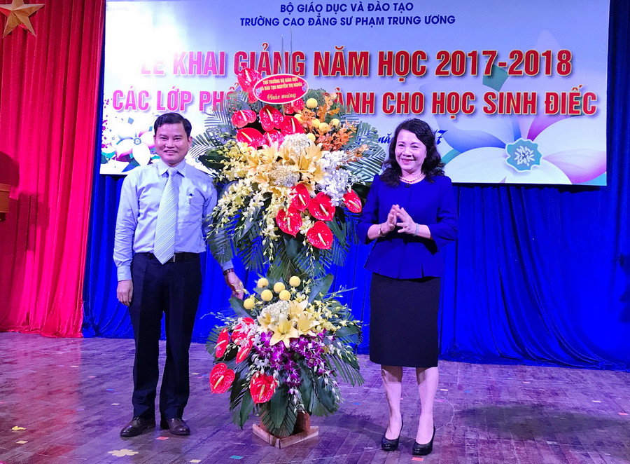 Thứ trưởng Nguyễn Thị Nghĩa tặng hoa chúc mừng nhà trường