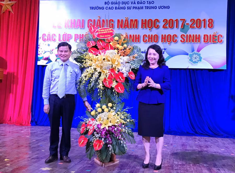 Thứ trưởng Nguyễn Thị Nghĩa tặng hoa chúc mừng nhà trường