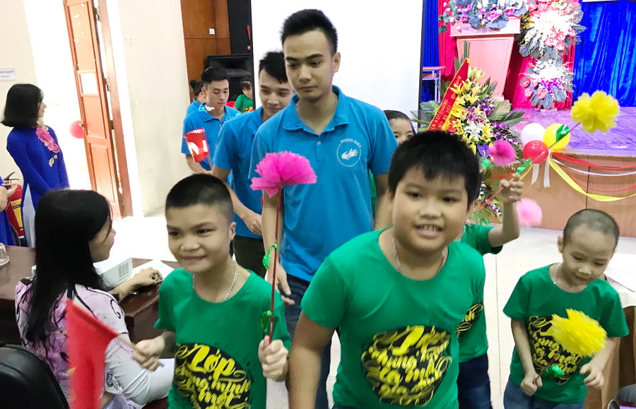 Những học sinh lớp 1 năm đầu tiên nhập trường