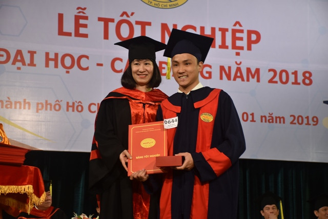 TS Trần Thanh Nhàn - Phó Hiệu trưởng Phụ trách điều hành trường (trái) trao bằng tốt nghiệp cho các tân cử nhân TS Trần Thanh Nhàn - Phó Hiệu trưởng Phụ trách điều hành trường (trái) trao bằng tốt nghiệp cho các tân cử nhân