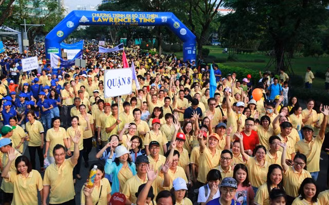 Đông đảo người dân tham gia đi bộ từ thiện sáng ngày 12/1