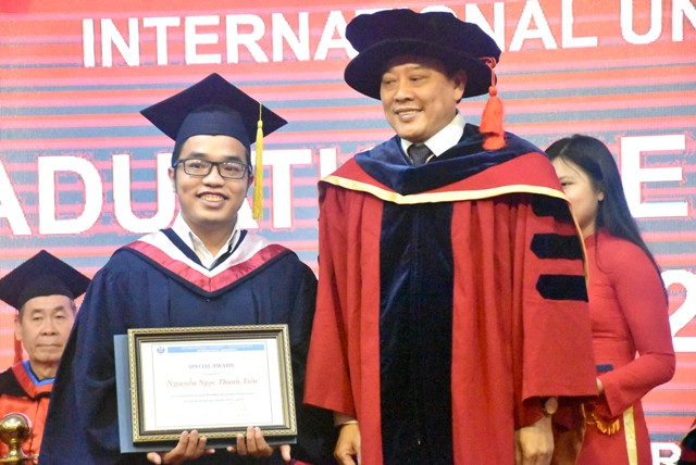 TS Trần Tiến Khoa - Hiệu trưởng HCMIU trao bằng tốt nghiệp và giấy khen cho tân thạc sĩ Nguyễn Ngọc Thanh Tiến ngành Công nghệ Thực phẩm - học viên có nhiều bài báo khoa học đạt chất lượng cao TS Trần Tiến Khoa - Hiệu trưởng HCMIU trao bằng tốt nghiệp và giấy khen cho tân thạc sĩ Nguyễn Ngọc Thanh Tiến ngành Công nghệ Thực phẩm - học viên có nhiều bài báo khoa học đạt chất lượng cao