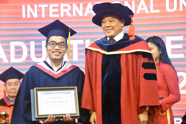 TS Trần Tiến Khoa - Hiệu trưởng HCMIU trao bằng tốt nghiệp và giấy khen cho tân thạc sĩ Nguyễn Ngọc Thanh Tiến ngành Công nghệ Thực phẩm - học viên có nhiều bài báo khoa học đạt chất lượng cao