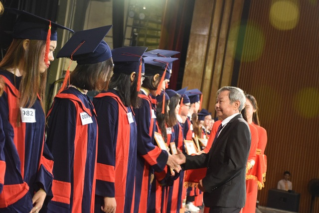 Ông Nguyễn Hồng Tuyên - Phó chủ tịch HĐQT HUFLIT, tuyên dương các tân cử nhân tốt nghiệp đạt loại giỏi Ông Nguyễn Hồng Tuyên - Phó chủ tịch HĐQT HUFLIT, tuyên dương các tân cử nhân tốt nghiệp đạt loại giỏi