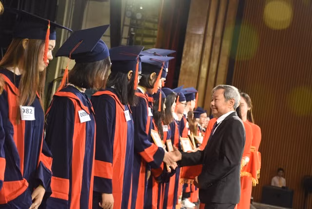 Ông Nguyễn Hồng Tuyên - Phó chủ tịch HĐQT HUFLIT, tuyên dương các tân cử nhân tốt nghiệp đạt loại giỏi