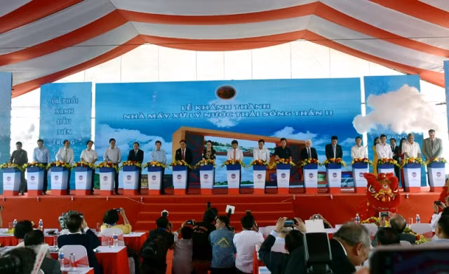 Các đại biểu thực hiện nghi thức bấm nút khánh thành nhà máy