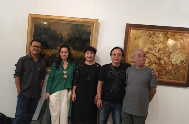 Nhiều bạn bè, đồng nghiệp đến chúc mừng nữ họa sĩ đến từ Hà Nội Nhiều bạn bè, đồng nghiệp đến chúc mừng nữ họa sĩ đến từ Hà Nội