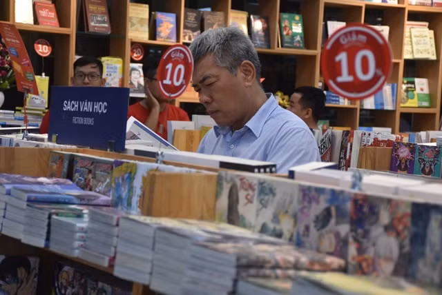 Trong buổi sáng khai trương đã có nhiều khách hàng đến chọn sách