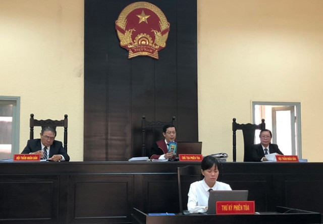 Thẩm phán Nguyễn Quang Huynh (giữa) làm chủ tọa phiên tòa