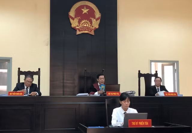Thẩm phán Nguyễn Quang Huynh (giữa) làm chủ tọa phiên tòa
