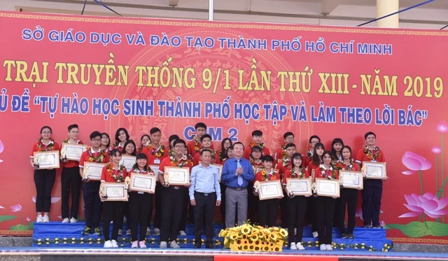 Ông Lê Hồng Sơn (Giám đốc Sở GD&ĐT TPHCM) và ông Nguyễn Thanh Sang (Phó chủ tịch UBND Q.8) tuyên dương các HS tiêu biểu của TP tại cụm 2