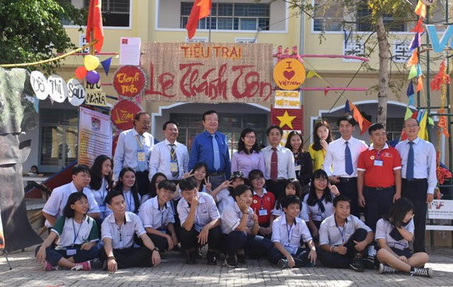 Ban tổ chức chụp ảnh lưu niệm với các em trại sinh Trường THPT Lê Thánh Tôn Ban tổ chức chụp ảnh lưu niệm với các em trại sinh Trường THPT Lê Thánh Tôn