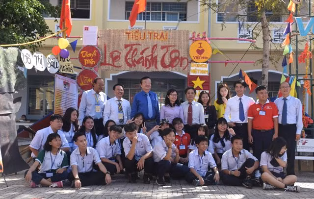 Ban tổ chức chụp ảnh lưu niệm với các em trại sinh Trường THPT Lê Thánh Tôn