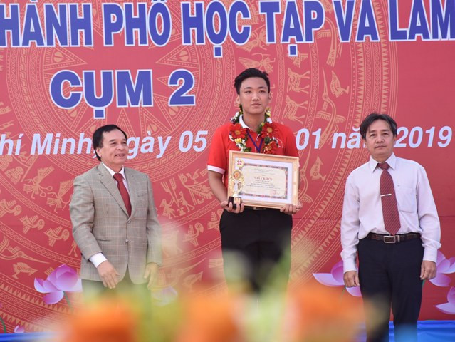 PGS.TS Nguyễn Mạnh Hùng (Hiệu trưởng Trường ĐH Nguyễn Tất Thành) và ông Lê Duy Tân (Trưởng phòng GD Trung học, Sở GD&ĐT TPHCM) trao giấy khen cho các em HS PGS.TS Nguyễn Mạnh Hùng (Hiệu trưởng Trường ĐH Nguyễn Tất Thành) và ông Lê Duy Tân (Trưởng phòng GD Trung học, Sở GD&ĐT TPHCM) trao giấy khen cho các em HS