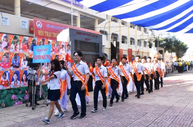 Màn diễu hành của HS các trường tham gia hội trại 9/1