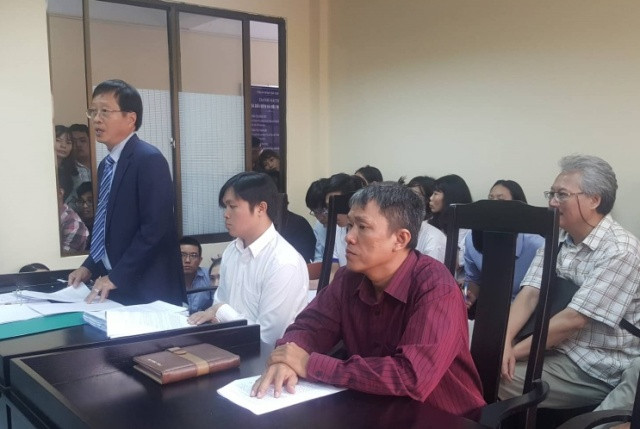 Phiên tòa thu hút sự quan tâm của nhiều người Phiên tòa thu hút sự quan tâm của nhiều người