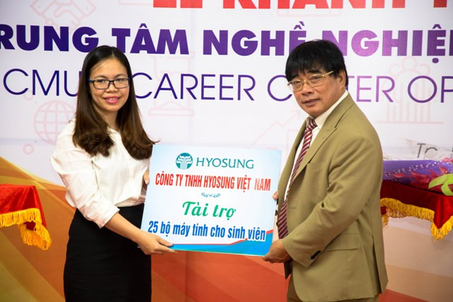 Công ty TNHH Hyosung Việt Nam trao tặng 25 bộ máy tính cho Quỹ máy tính dành cho SV nghèo của nhà trường