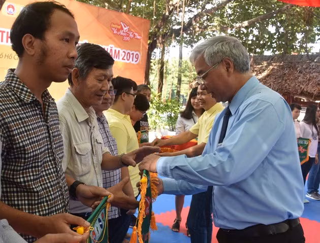 Ông Dư Hữu Danh - Phó Tổng Giám đốc Công ty cổ phần DVDL Phú Thọ trao cờ lưu niệm cho các đơn vị