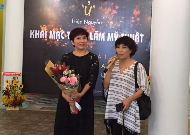 Nữ nghệ sĩ cello Vũ Hồng Ánh (phải) chúc mừng họa sĩ Hiền Nguyễn