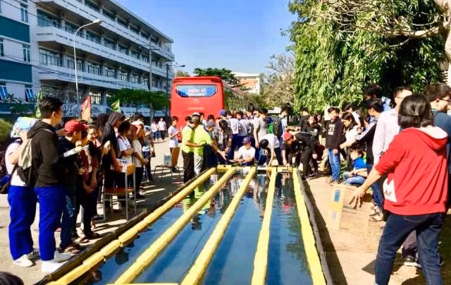 Nhiều em HS hào hứng với cuộc thi Đua thuyền lập trình Arduino bằng năng lượng mặt trời