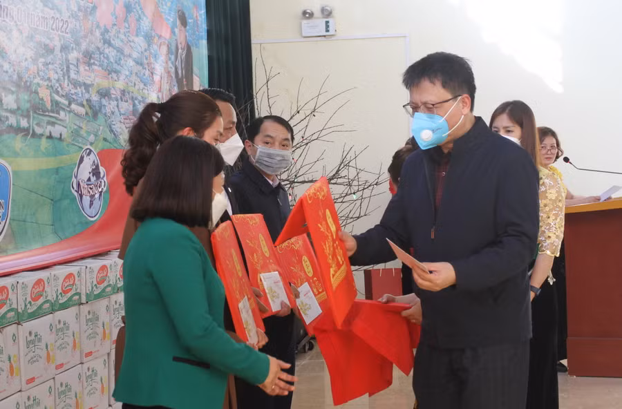 Chủ tịch Công đoàn Giáo dục Việt Nam Nguyễn Ngọc Ân tặng quà giáo viên có hoàn cảnh khó khăn trong chương trình Tết Sum vầy