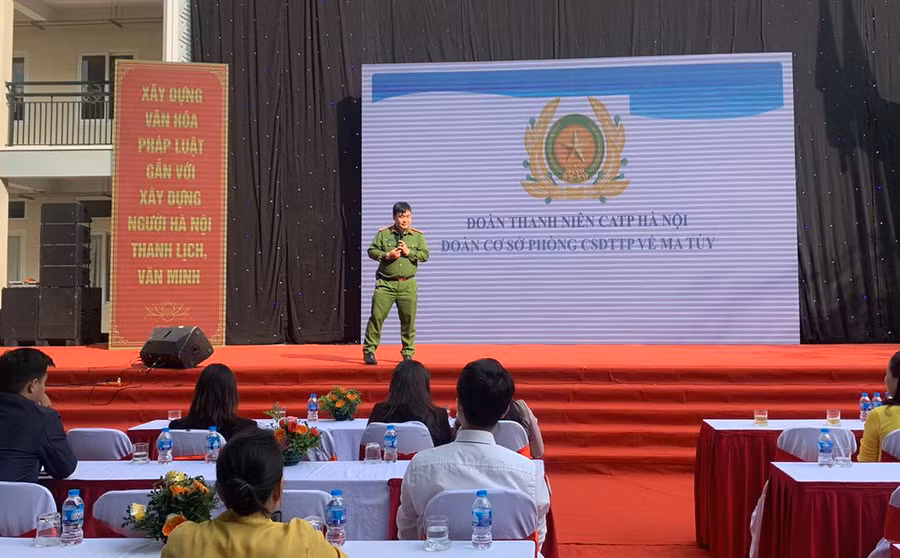 Đại diện Công an TP Hà Nội truyền thông về kĩ năng phòng chống tác hại của ma túy