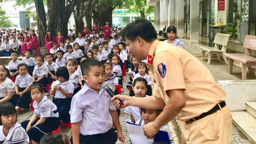 Sinh động hình thức GD pháp luật trong nhà trường.