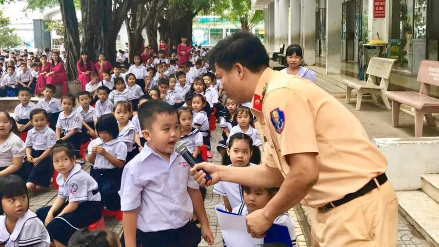 Sinh động hình thức GD pháp luật trong nhà trường.