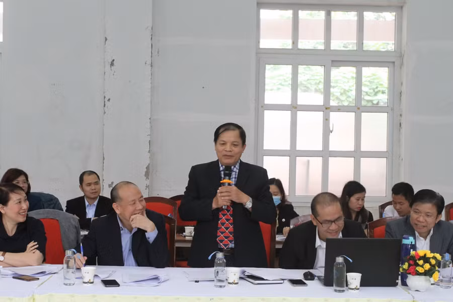 Đại biểu trình bày tham luận tại tọa đàm