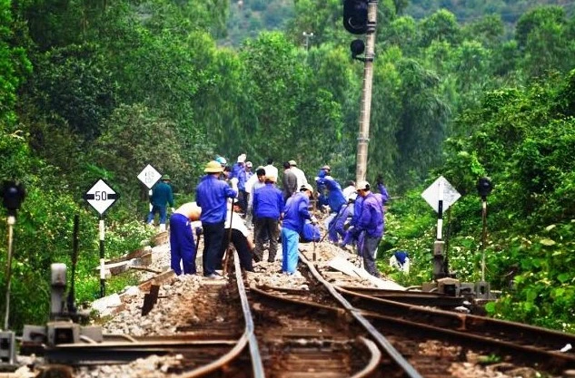 Hàng trăm công nhân, nhân viên ngành đường sắt đang nổ lực khắc phục sự cố xảy ra đêm 16/2. 