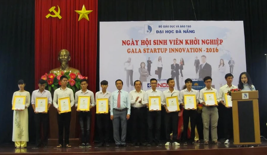 Đại diện ĐH Đà Nẵng và công ty DINCO trao học bổng cho 10 SV trong Ngày hội khởi nghiệp 2016.
