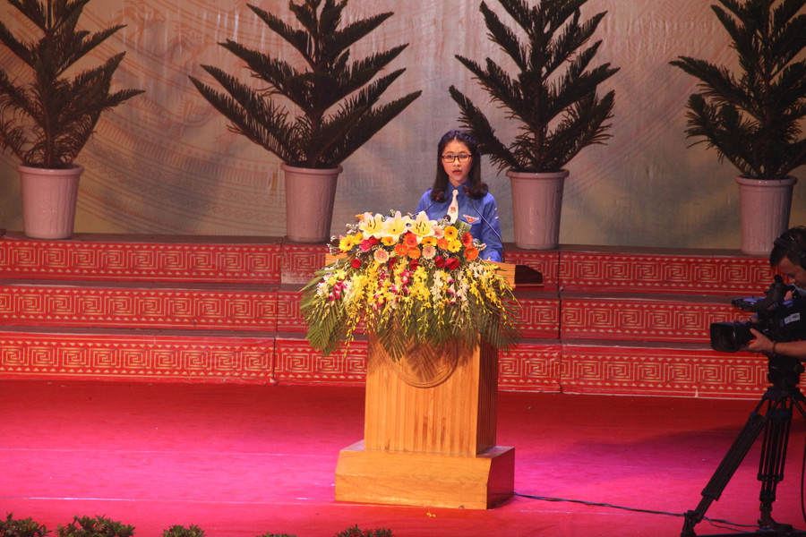 Em Hồ Thị Minh Phương - học sinh lớp 12, đại diện cho Đoàn viên thanh niên Hà Tĩnh - phát biểu tại buổi lễ