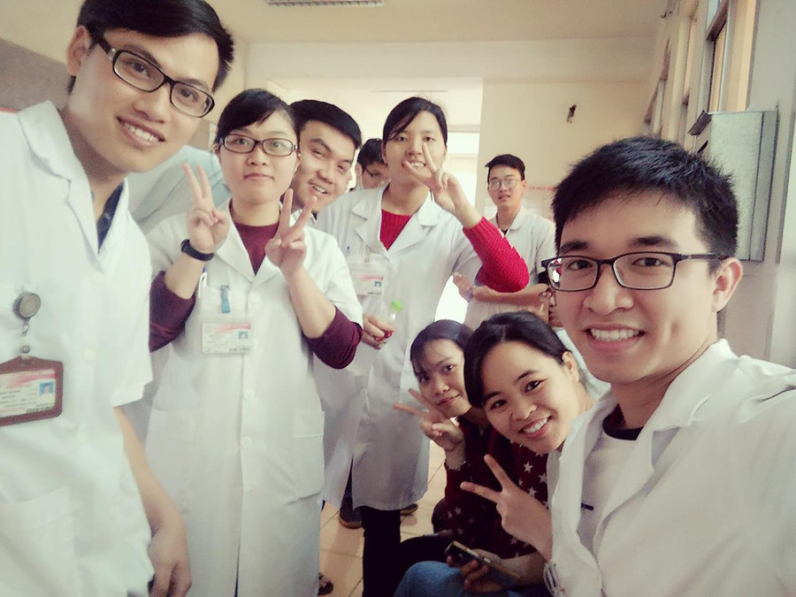 Võ Duy Văn trong 1 lần thực tập tại bệnh viện Bạch Mai Võ Duy Văn trong 1 lần thực tập tại bệnh viện Bạch Mai