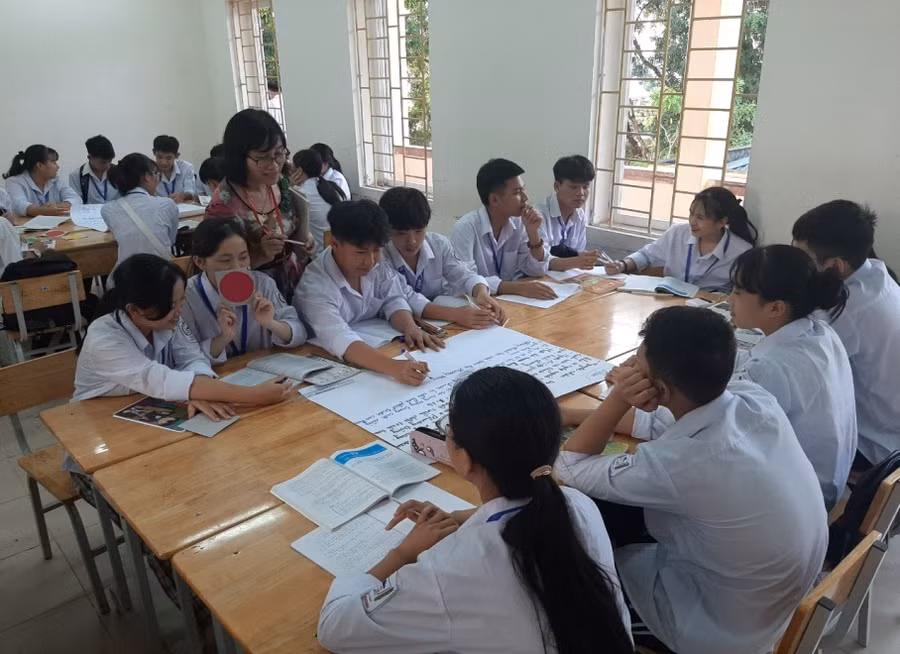 Cô Nguyễn Thị Tuyết cùng học sinh trường THPT Xuân Khanh
