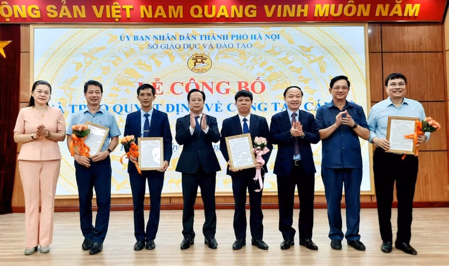 Giám đốc Sở GD&ĐT Hà Nội trao quyết định bổ nhiệm các trưởng phòng, phó phòng.